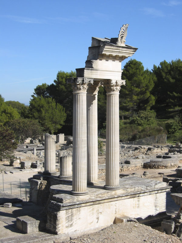 LE PONT JULIEN: ANOTHER ROMAN BRIDGE TO ADMIRE - The Modern Trobadors